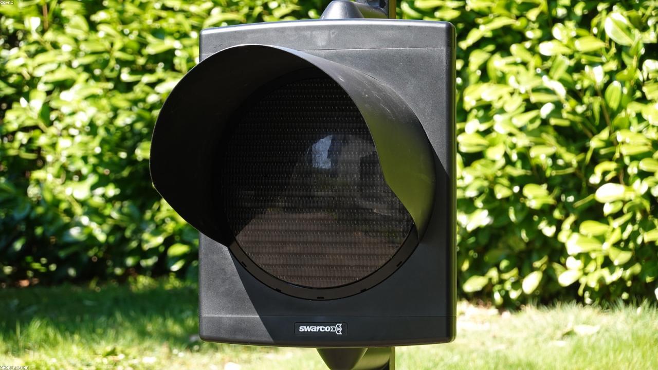 Micro LED前沿技术：从巨量转移瓶颈到AR/车载应用，深度解析其商业化路径与市场潜力