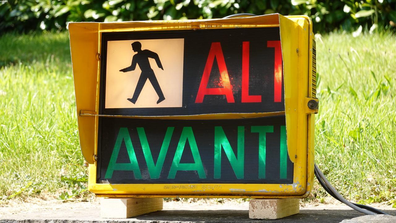 Micro LED前沿技术深度解析:从AR眼镜到巨幕显示,如何突破量产瓶颈重塑视觉体验