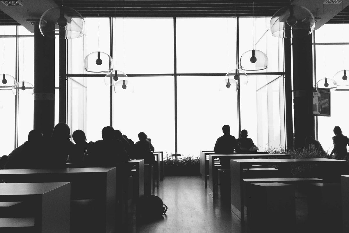 落地灯阅读体验评测：5大核心指标，教你选对不伤眼的“阅读伴侣”