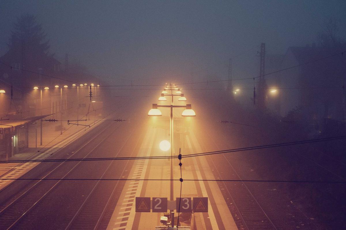 别再毁了你的画！揭秘5个艺术画作照明技巧的常见误区与专业解决方案